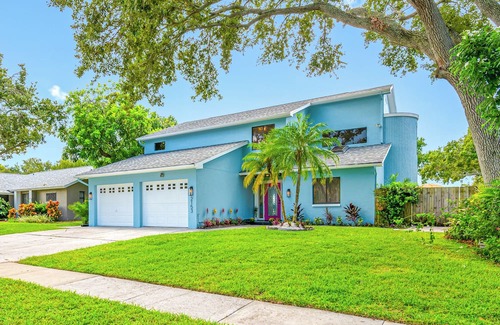 On Top of The World House | Spacious Lakefront pool retreat in Clearwater less than 20 min to beaches