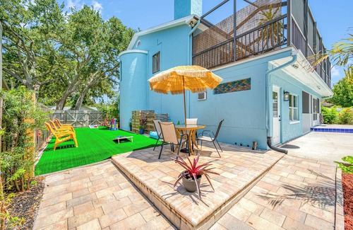 On Top of The World House | Spacious Lakefront pool retreat in Clearwater less than 20 min to beaches