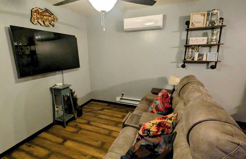 Howard House | Charming 2-bedroom house in Blanchard with AC