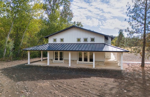 Shady Cove Cottage | River Bend Cottage 1-bedroom Barndominium with Wildlife Abounding
