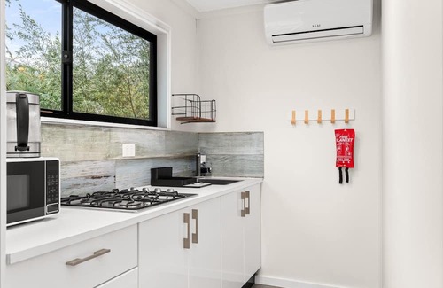 Bomaderry Apartment | Bright 1-Bed Apartment with Garden Views