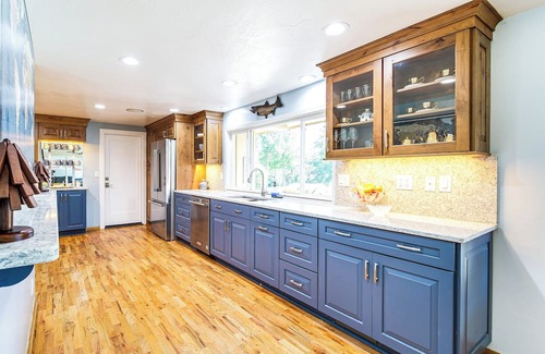 Grants Pass House | Lovely Riverfront Grants Pass Home: Pool & Hot Tub