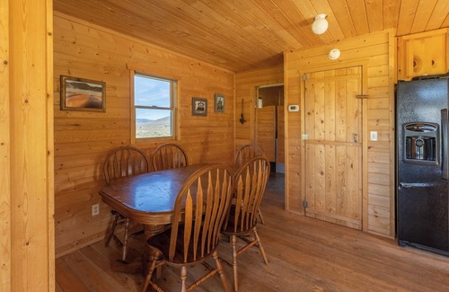 Cameron Cabin | Enchanting 3-bedroom cabin in Cameron Near Yellowstone National Park.