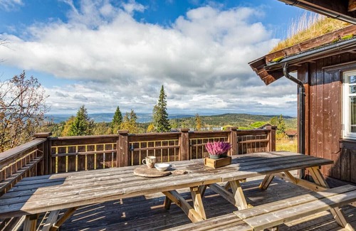 Nord-Aurdal Cabin | Spacious Family Cabin with Jacuzzi