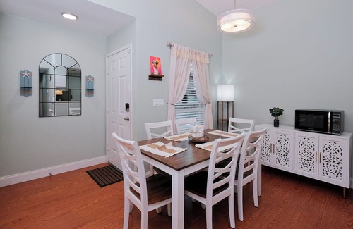 Ferry Pass Condo | Bright & Comfortable Retreat for up to 7 + a baby, Close to Everything!