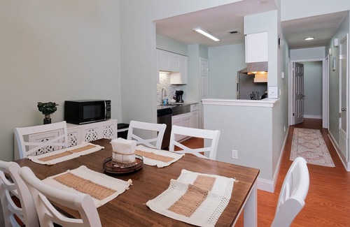 Ferry Pass Condo | Bright & Comfortable Retreat for up to 7 + a baby, Close to Everything!
