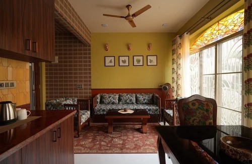 Cooke Town Apartment | Luxe 1BHK Suite :Cooke Town : King bed, WFH, balcony, AC, wifi, power bkp, LGBT+