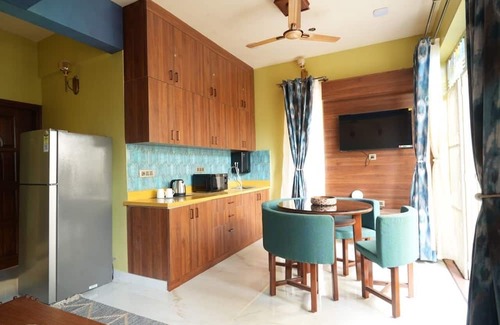 Cooke Town Apartment | Luxe 1BHK Suite :Cooke Town : King bed, WFH, balcony, AC, wifi, power bkp, LGBT+