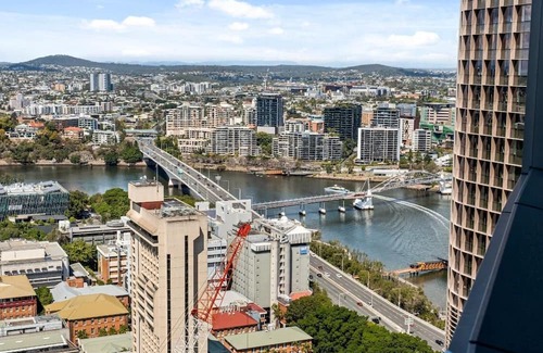 Brisbane Central Business District Apartment | Lavish 3 bedroom in Queens Wharf with car park