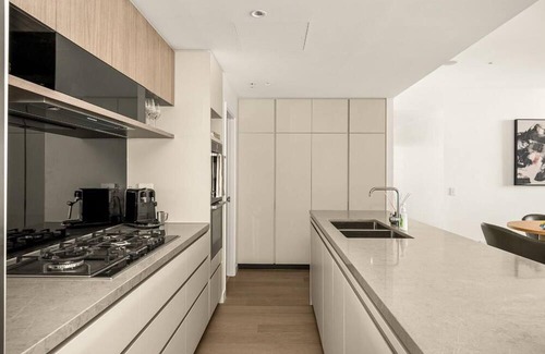 Brisbane Central Business District Apartment | Lavish 3 bedroom in Queens Wharf with car park