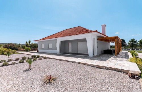 Palhais House | Holiday Home 'Palmela Sunset Villa' with Mountain View, Private Pool and Wi-Fi