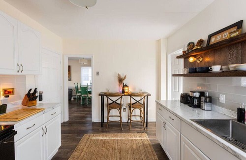 Killara Apartment | Private Modern 1st Flr 3 Bed Apt Close to Downtown
