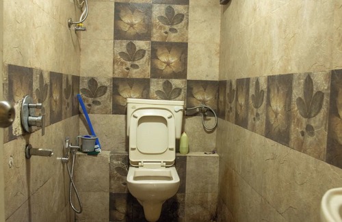 Vile Parle West Apartment | Charming 3-bedroom apartment with AC in marvelous Mumbai