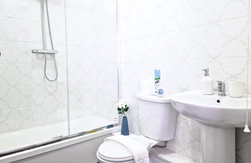 Burnley Apartment | Superior Double Room Ensuite with Shower Room 2