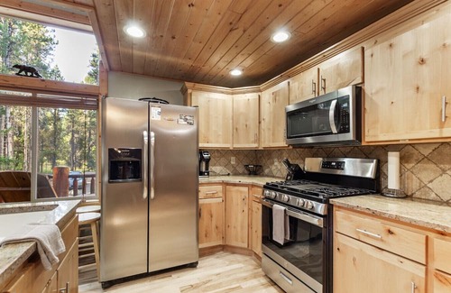Island Park Cabin | Alpenglow Retreat | Hot Tub | 2 Cabins