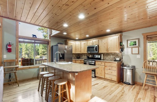 Island Park Cabin | Alpenglow Retreat | Hot Tub | 2 Cabins