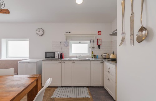 Malveira da Serra House | Holiday Home 'Between Mountain and Sea' with Mountain View, Private Terrace and Wi-Fi