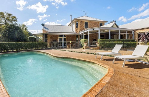Bobs Farm House | The Entertainers Estate with Pool and Tiny Home