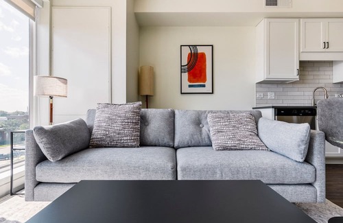 Elmhurst Apartment | Blueground | Elmhurst, pool, nr Elmhurst Art Museum