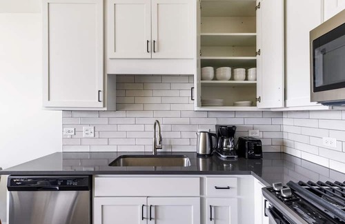 Elmhurst Apartment | Blueground | Elmhurst, pool, nr Elmhurst Art Museum