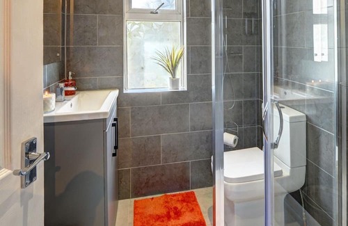 Coventry House | 4 BedRoom House | w/FREE Wi-fi | Parking