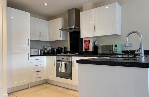 Broadbridge Heath House | 4BR Home Gym 2BA Free Parking En-suite Near LGW Airport