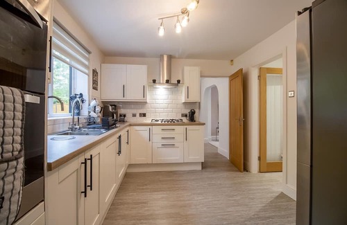 Walton House | Beautiful & Cosy Home | Driveway | Close to M1