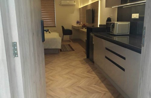 Jaypee Greens Apartment | Luxury spacious rooms in central city opp. metro station 5 min from Pari Chowk