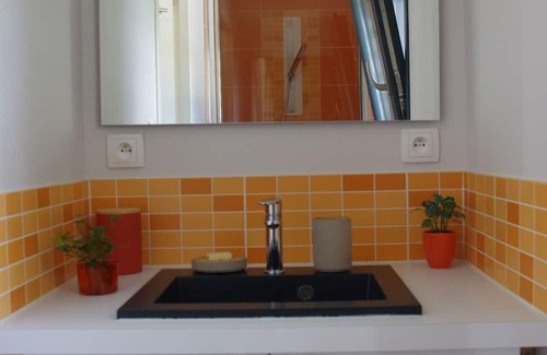 Bourg-Saint-Andeol House | Guest House 'Chambre Côté Ventoux' with Shared Pool and Garden