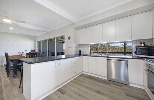 Pellaring Flat House | 🌊 Absolute Waterfront Bliss – Pet Friendly Family Shack to Ski, Fish & Relax