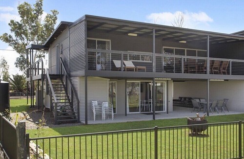Pellaring Flat House | 🌊 Absolute Waterfront Bliss – Pet Friendly Family Shack to Ski, Fish & Relax