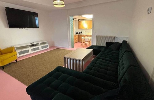 Arras House | 5-bedroom house with free parking