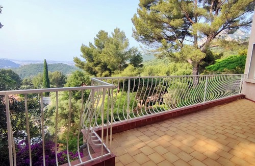 Le Revest-les-Eaux House | VILLA Sleeps up to 11, wooded area with panoramic view