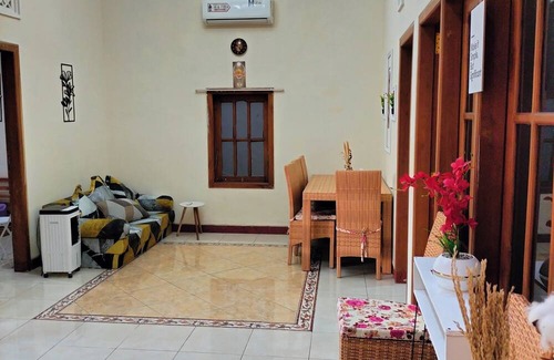 Madiun House | Kaswari Home-entire cozy home, close to Aston, PSC, Sleko & famous attractions.