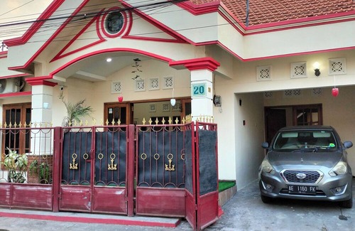 Madiun House | Kaswari Home-entire cozy home, close to Aston, PSC, Sleko & famous attractions.