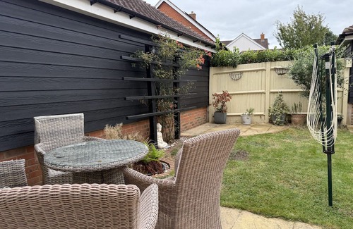 Broadbridge Heath House | 3 Bed House in Horsham Parking/Fast WIFI