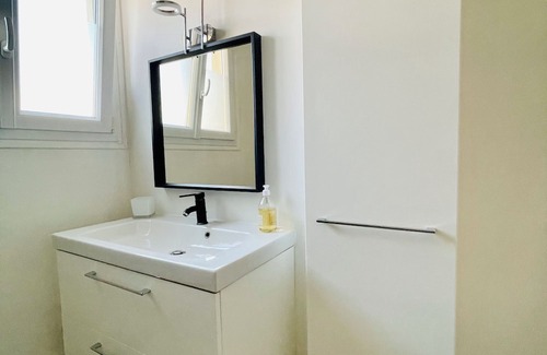 Beauvais Apartment | ✈️🚆Large T2 Ground floor Hyper center - Shuttle* & Sauna* + 🅿️Parking