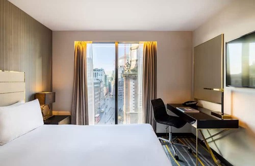 Portsoken Hotel | Deluxe Botolph Corner King at Hotel Saint—Near Somerset House and Tower Bridge