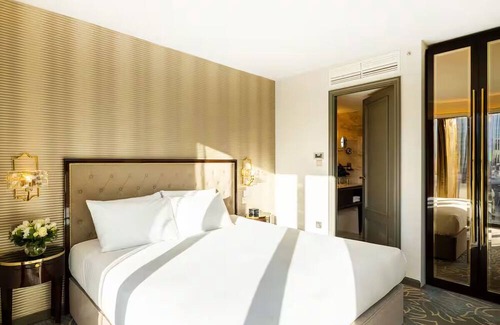 Portsoken Hotel | Junior Suite in East London – Walk-In Shower, City Views