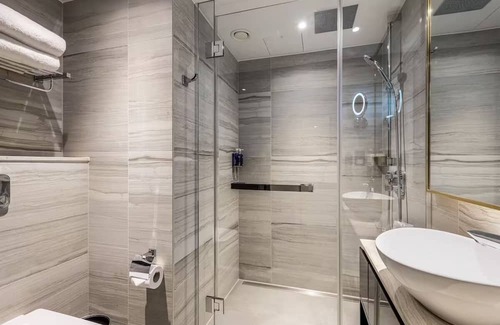 Portsoken Hotel | Corner King Room w/Stunning City Views – Spacious Stay in East London