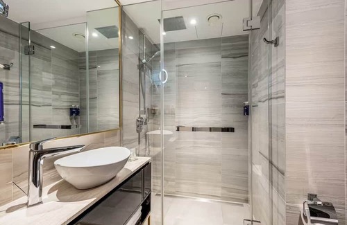 Portsoken Hotel | Corner King Room w/Stunning City Views – Spacious Stay in East London