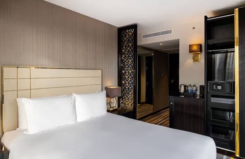 Portsoken Hotel | Corner King Room w/Stunning City Views – Spacious Stay in East London