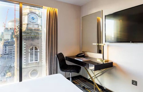Portsoken Hotel | Corner King Room w/Stunning City Views – Spacious Stay in East London