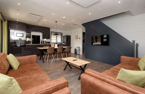 Looe Cabin | Cardinham Lodge (3 bedroom - max 6 occ) - VP8