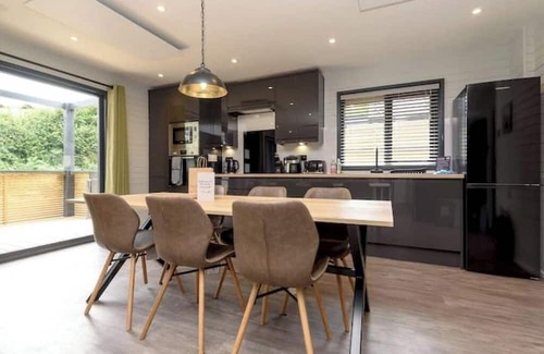 Looe Cabin | Cardinham Lodge (3 bedroom - max 6 occ) - VP8