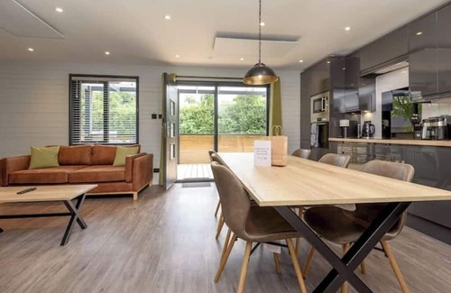 Looe Cabin | Cardinham Lodge (3 bedroom - max 6 occ) - VP8