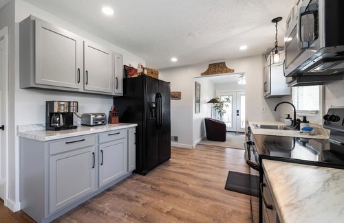 Hikes Point House | Renovated 5BR Retreat 2 Living Rooms Sleeps/Dining for 10, Close to major HWY's