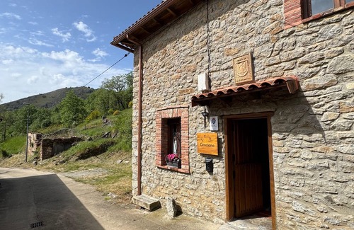 Cuevas de Vinayo House | Genciana, Cottage in the middle of the Leonese mountains (pet friendly)
