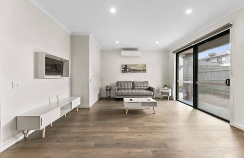 Mambourin House | Spacious Getaway Near Werribee – Relax & Unwind