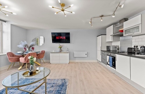 Healey Lane Apartment | 30% off! Sleek Apartment - 10 Minutes From Leeds
